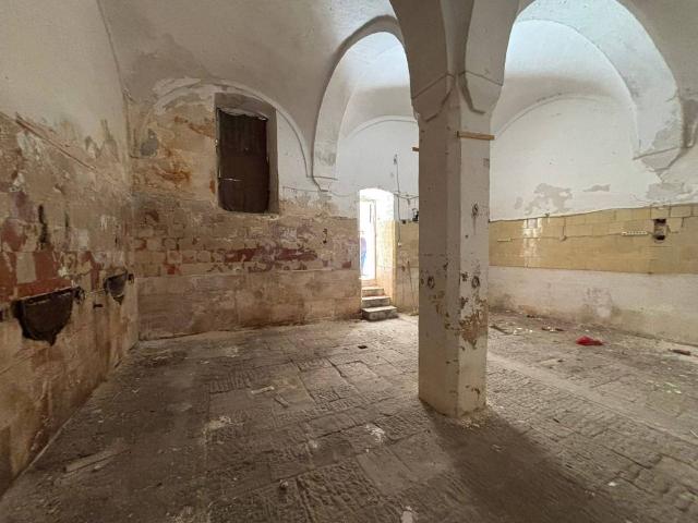 Locale Commerciale in vendita a Centro Storico, Puglia