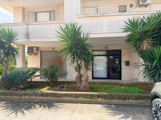 Locale Commerciale in vendita a Pozziglioni, Puglia