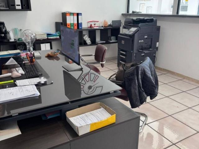 Locale Commerciale in vendita a Pollena Trocchia, Campania