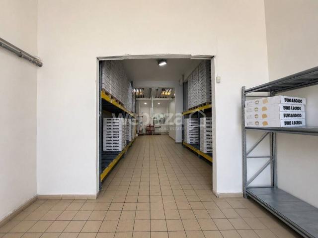 Locale Commerciale in vendita a Pollena Trocchia, Campania