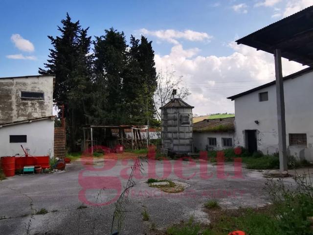 Locale Commerciale in vendita a Marche, Macerata