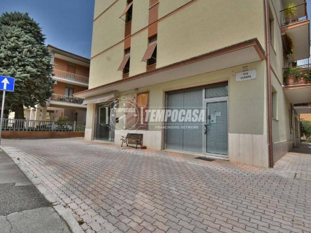 Locale Commerciale in vendita a Marche, Macerata