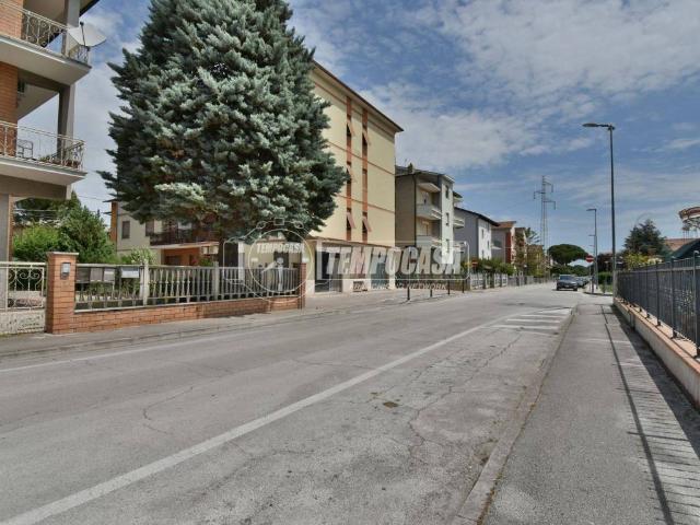 Locale Commerciale in vendita a Marche, Macerata