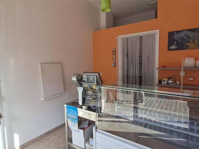 Locale Commerciale in vendita a Marche, Ancona