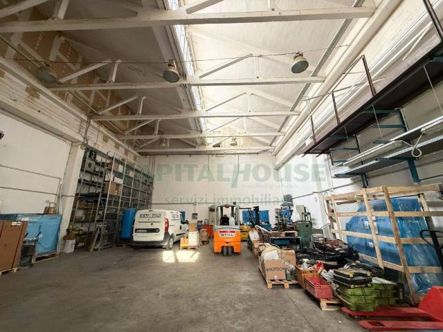 Locale Commerciale in vendita a Pomigliano D'arco, Campania