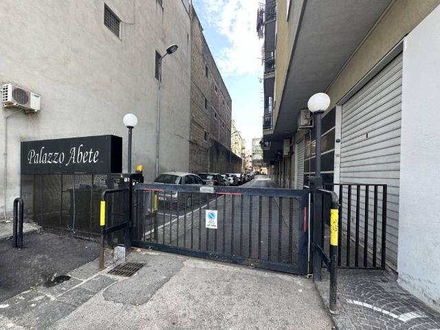 Locale Commerciale in vendita a Pomigliano D'arco, Campania