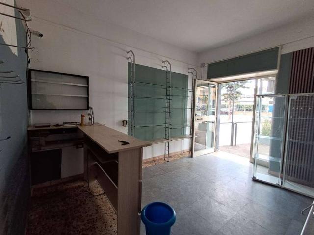 Locale Commerciale in affitto a Pomigliano D'arco, Campania