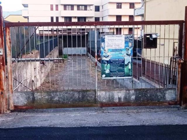 Locale Commerciale in vendita a Moregine, Pompei