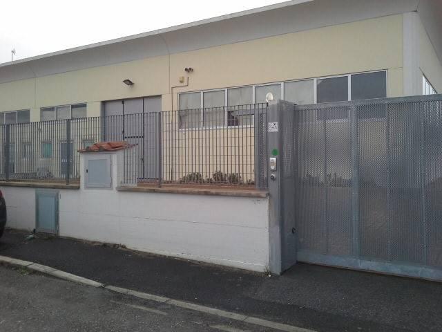 Locale Commerciale in vendita a Le Melorie, Ponsacco