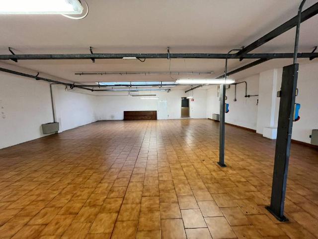 Locale Commerciale in vendita a Pontassieve, Firenze