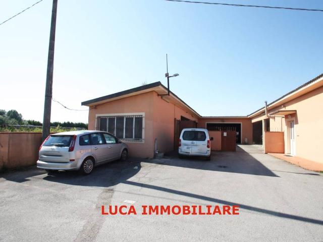 Locale Commerciale in vendita a Ponte Buggianese, Toscana
