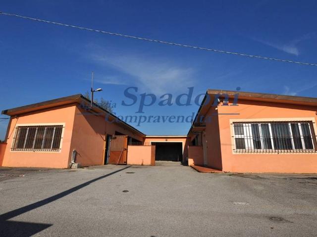 Locale Commerciale in vendita a Ponte Buggianese, Toscana