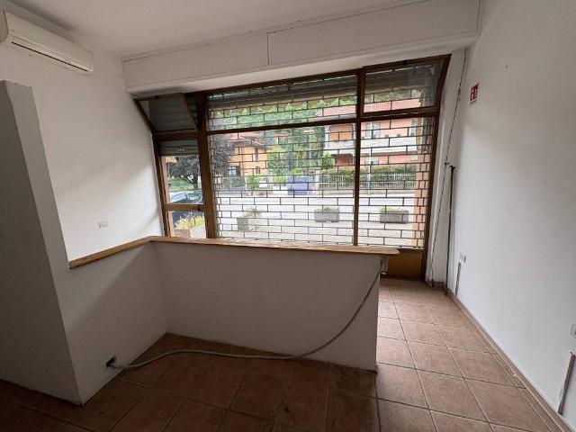 Locale Commerciale in vendita a Lezza, Ponte Lambro