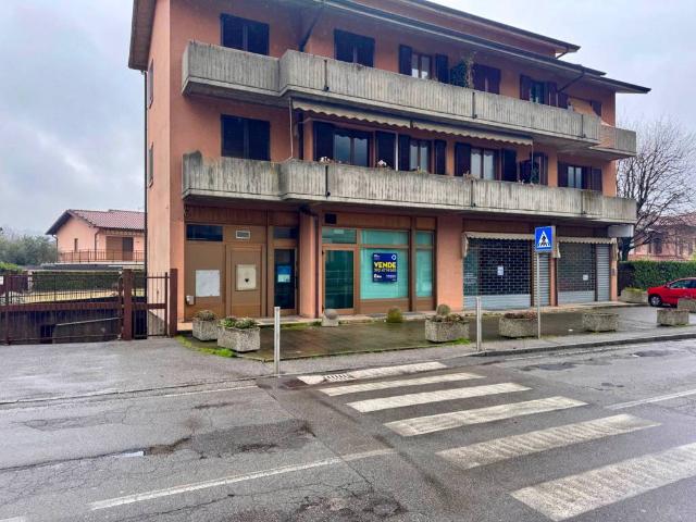 Locale Commerciale in vendita a Lezza, Ponte Lambro