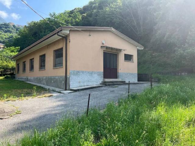 Locale Commerciale in vendita a Lezza, Ponte Lambro