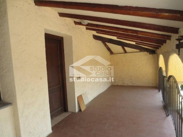 Locale Commerciale in vendita a Lezza, Ponte Lambro