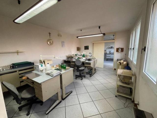Locale Commerciale in vendita a Roncaglia, Ponte San Nicolò