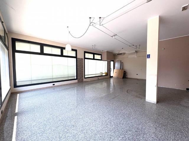 Locale Commerciale in vendita a Roncaglia, Ponte San Nicolò