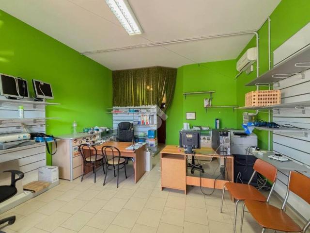 Locale Commerciale in vendita a Locate Bergamasco, Ponte San Pietro