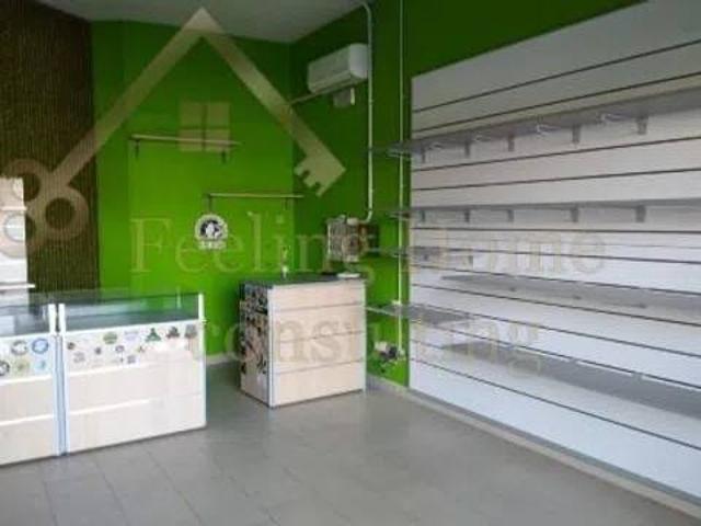 Locale Commerciale in vendita a Locate Bergamasco, Ponte San Pietro