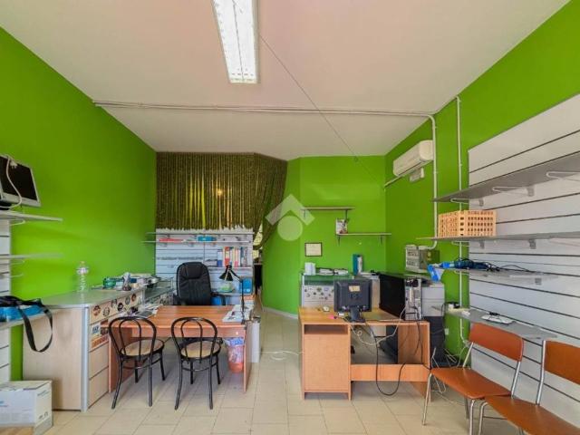 Locale Commerciale in vendita a Locate Bergamasco, Ponte San Pietro