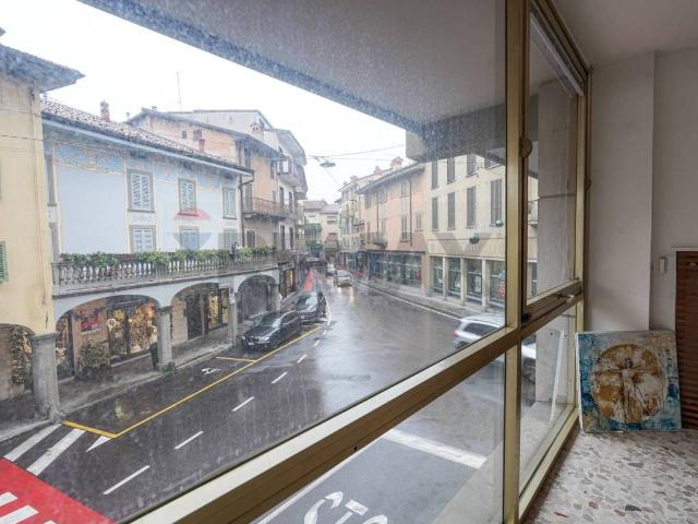 Locale Commerciale in vendita a Ponte San Pietro, Lombardia