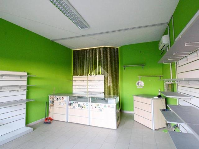 Locale Commerciale in vendita a Locate Bergamasco, Ponte San Pietro