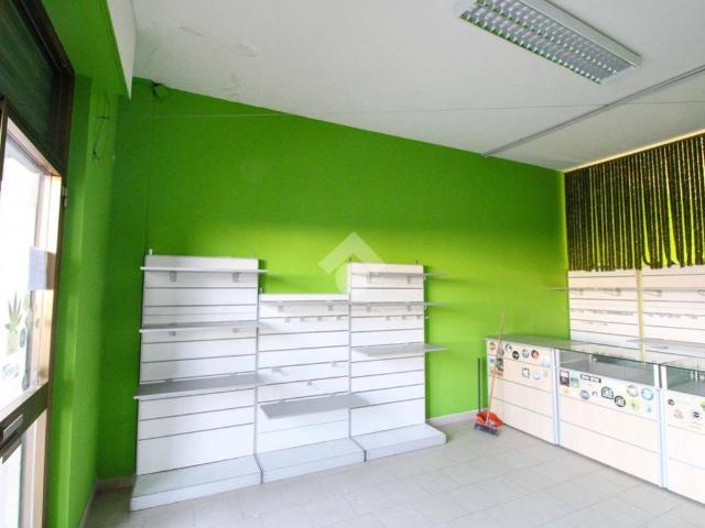 Locale Commerciale in vendita a Locate Bergamasco, Ponte San Pietro