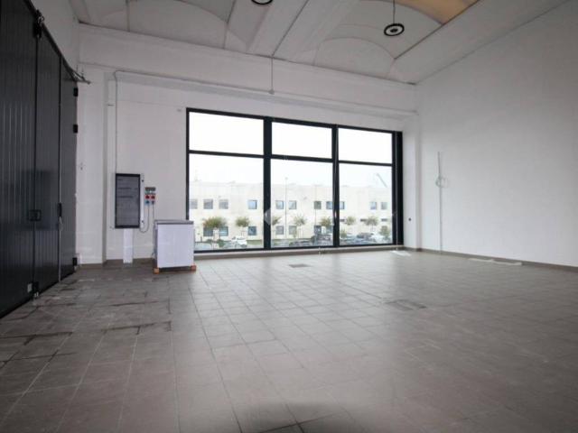 Locale Commerciale in vendita a Locate Bergamasco, Ponte San Pietro
