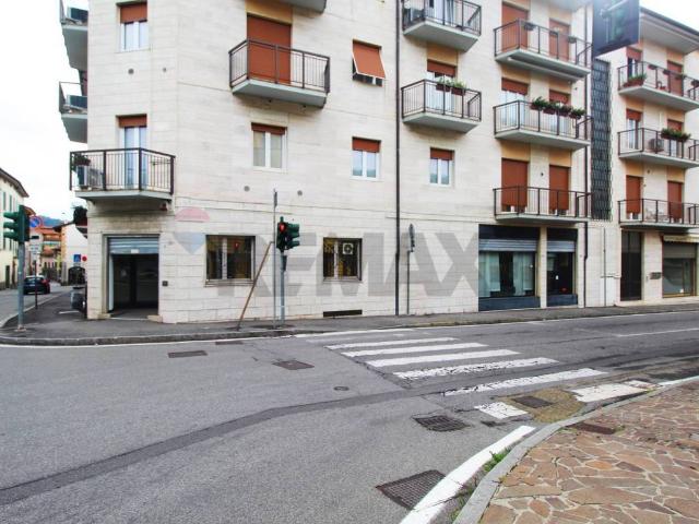 Locale Commerciale in vendita a Ponte San Pietro, Lombardia