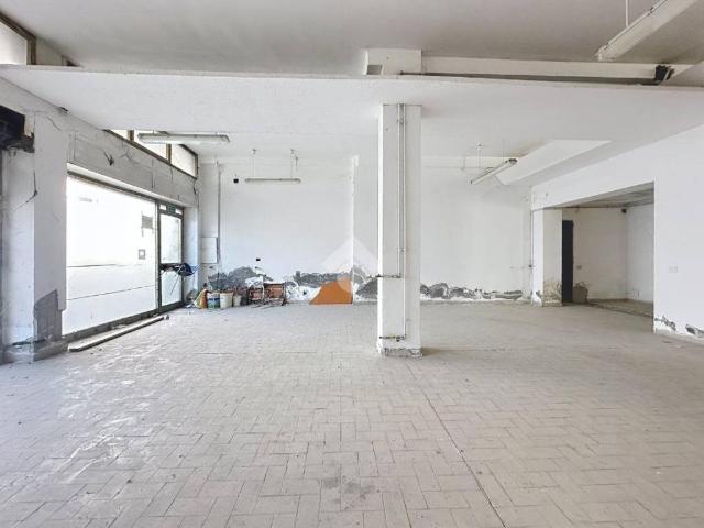 Locale Commerciale in vendita a Villaggio Piaggio, Pontedera