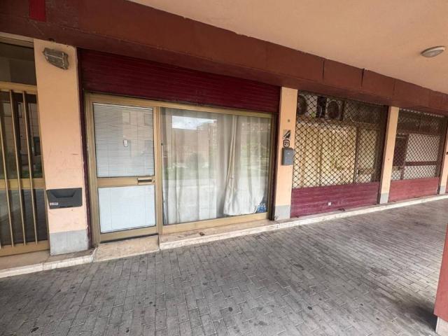 Locale Commerciale in vendita a Pontedera, Toscana