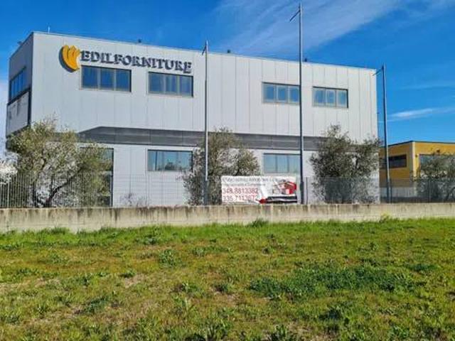 Locale Commerciale in vendita a Santa Lucia, Pontedera