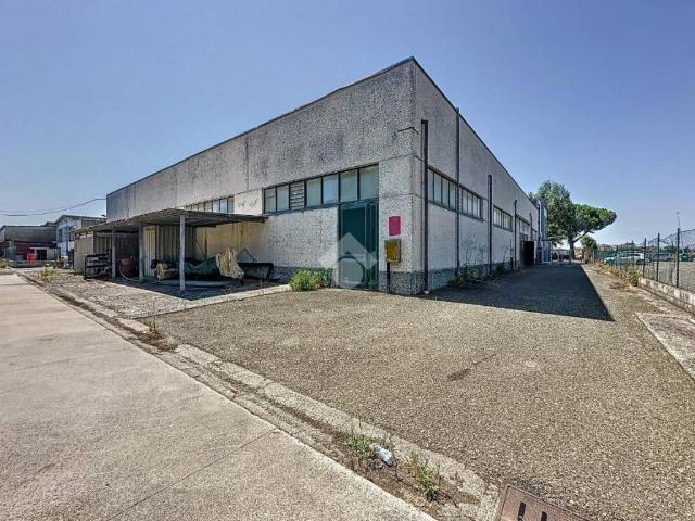 Locale Commerciale in vendita a Pontedera, Toscana
