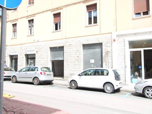 Locale Commerciale in vendita a Pontedera, Toscana