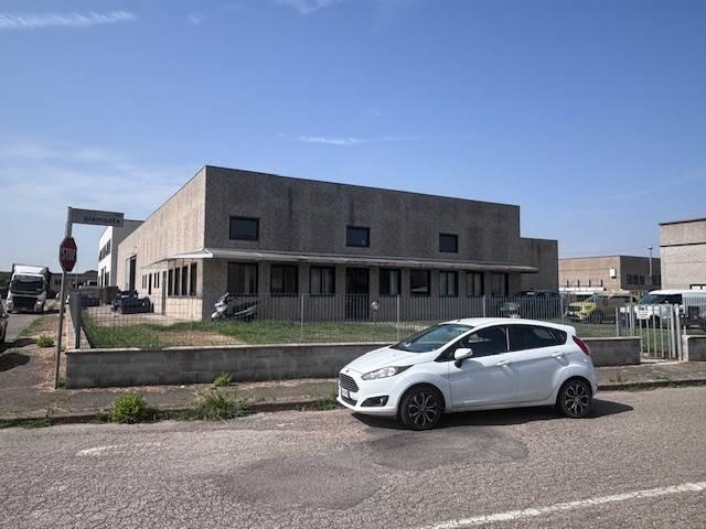 Locale Commerciale in vendita a Pontedera, Toscana