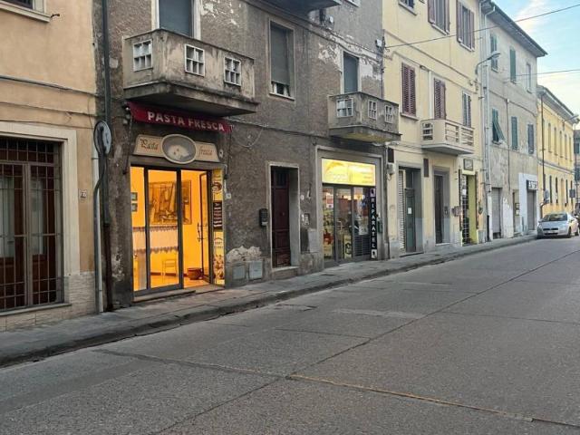 Locale Commerciale in vendita a Pontedera, Pisa