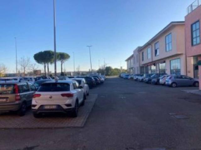 Locale Commerciale in vendita a Oltrera, Pontedera