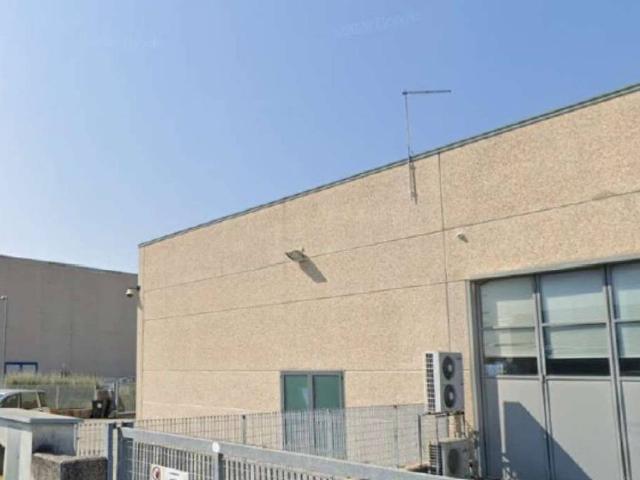 Locale Commerciale in vendita a Sozzifanti, Pontedera