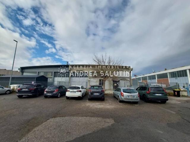 Locale Commerciale in vendita a Pontedera, Toscana