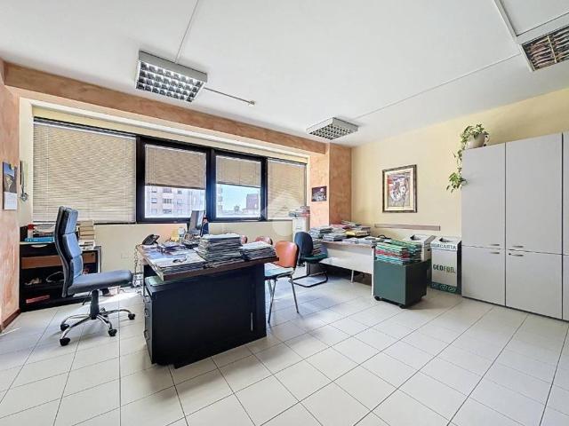 Locale Commerciale in vendita a Pontedera, Toscana
