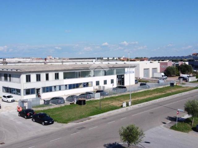 Locale Commerciale in vendita a Santa Lucia, Pontedera