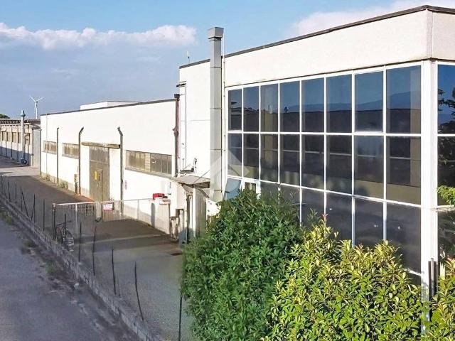 Locale Commerciale in vendita a Pontedera, Toscana