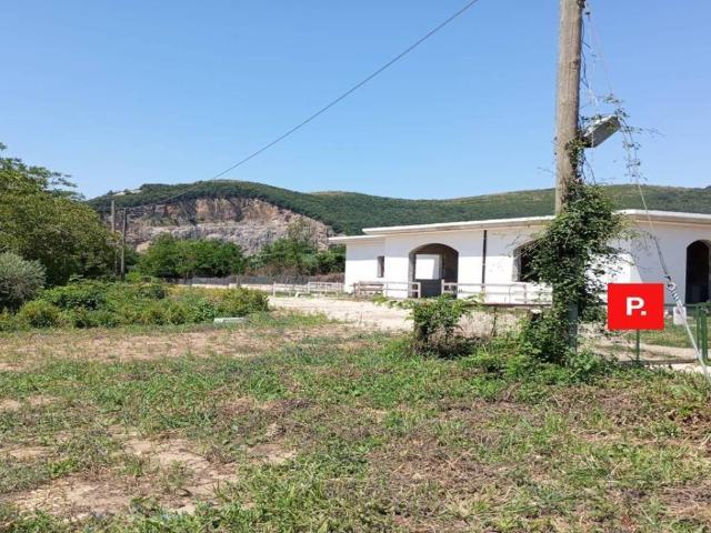 Locale Commerciale in vendita a Pontelatone, Campania