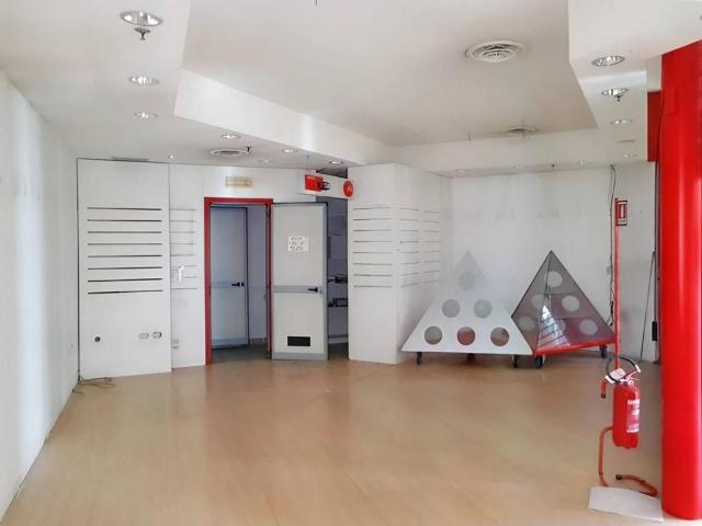 Locale Commerciale in vendita a Pordenone, Friuli-Venezia Giulia