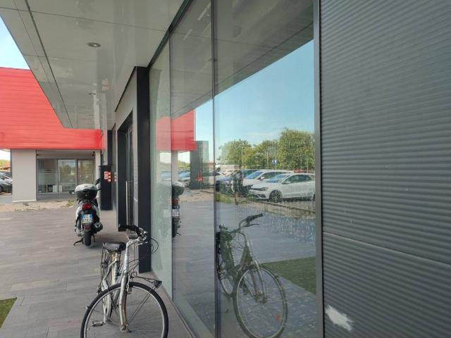 Locale Commerciale in vendita a Case Levade, Pordenone