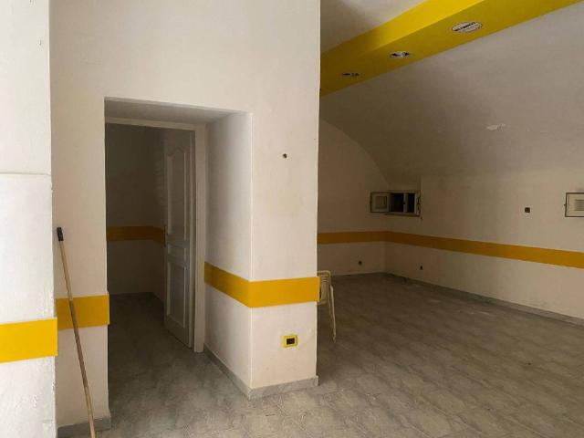 Locale Commerciale in vendita a Portici, Campania