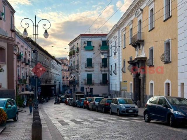 Locale Commerciale in vendita a Portici, Campania