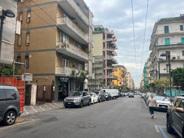 Locale Commerciale in vendita a Portici, Campania