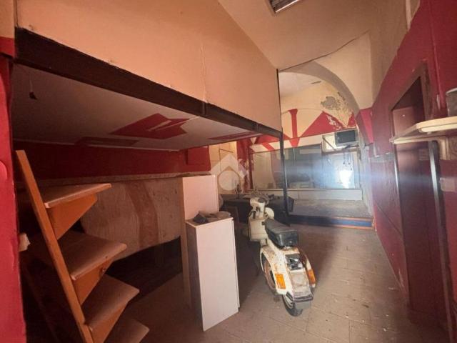 Locale Commerciale in vendita a Portici, Campania